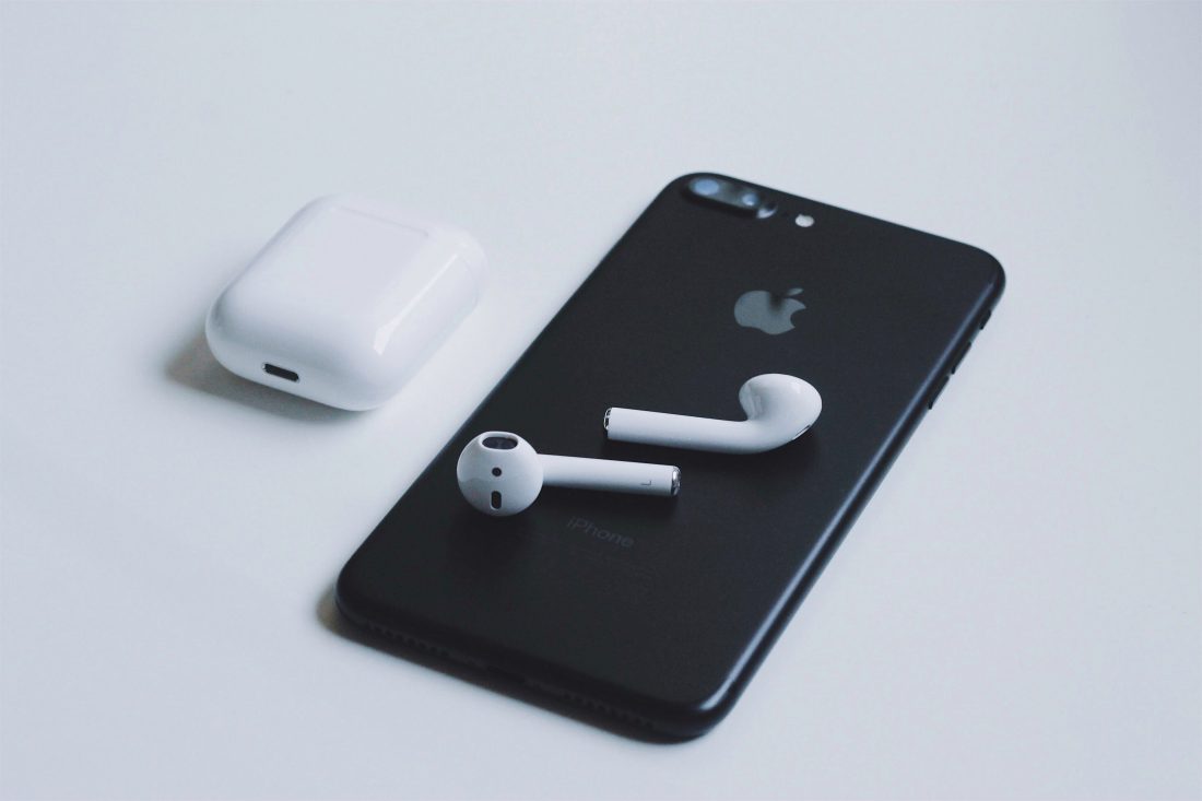 Free stock image of iPhone & AirPods