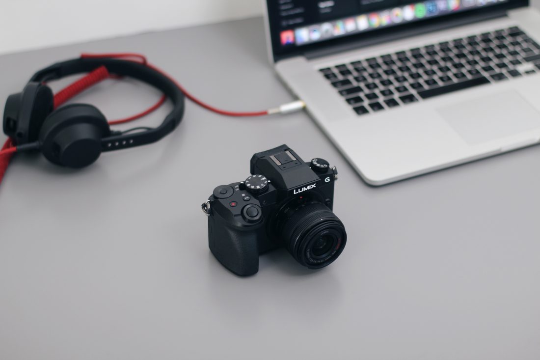Free stock image of DSLR Camera, MacBook and Headphones