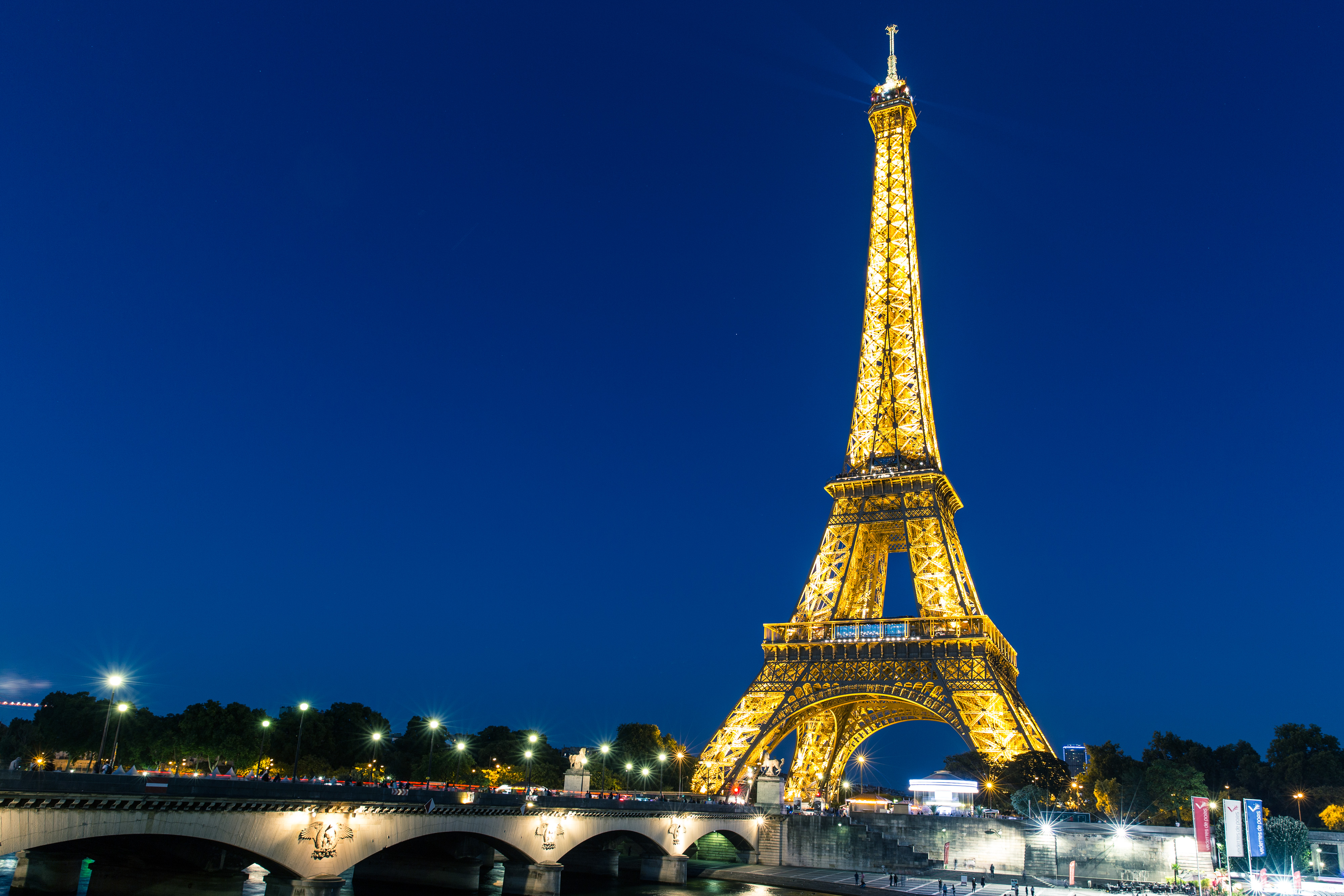 Eiffel tower observation deck hi-res stock photography and images