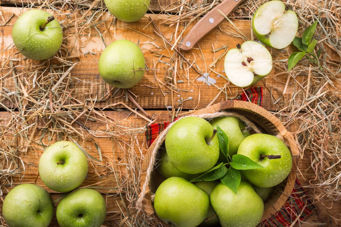 Free stock image of Apples on Table