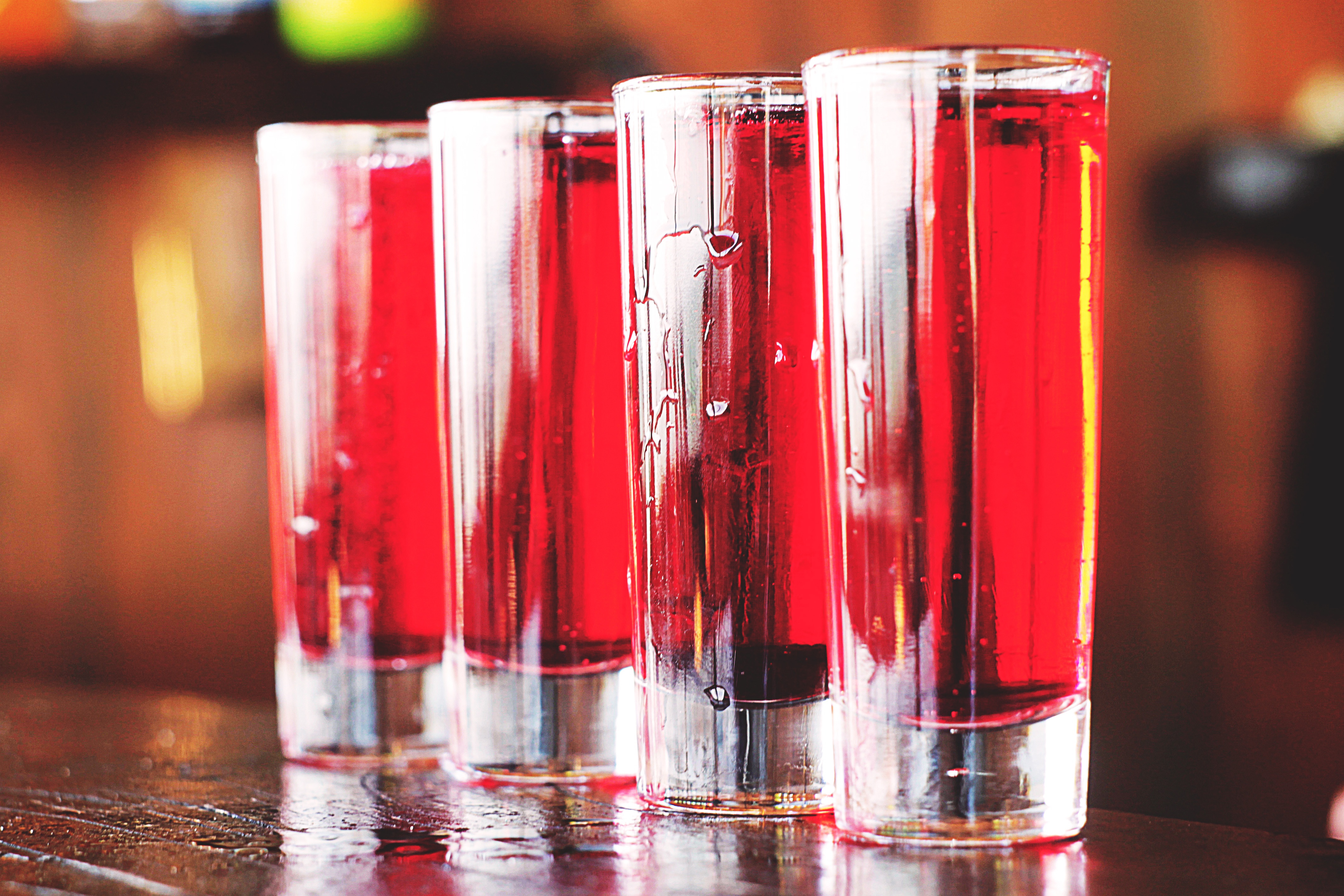 Коктейль алкогольный красный. Красный коктейль. Красный напиток. Напиток в стакане. Красный коктейль алкогольный.