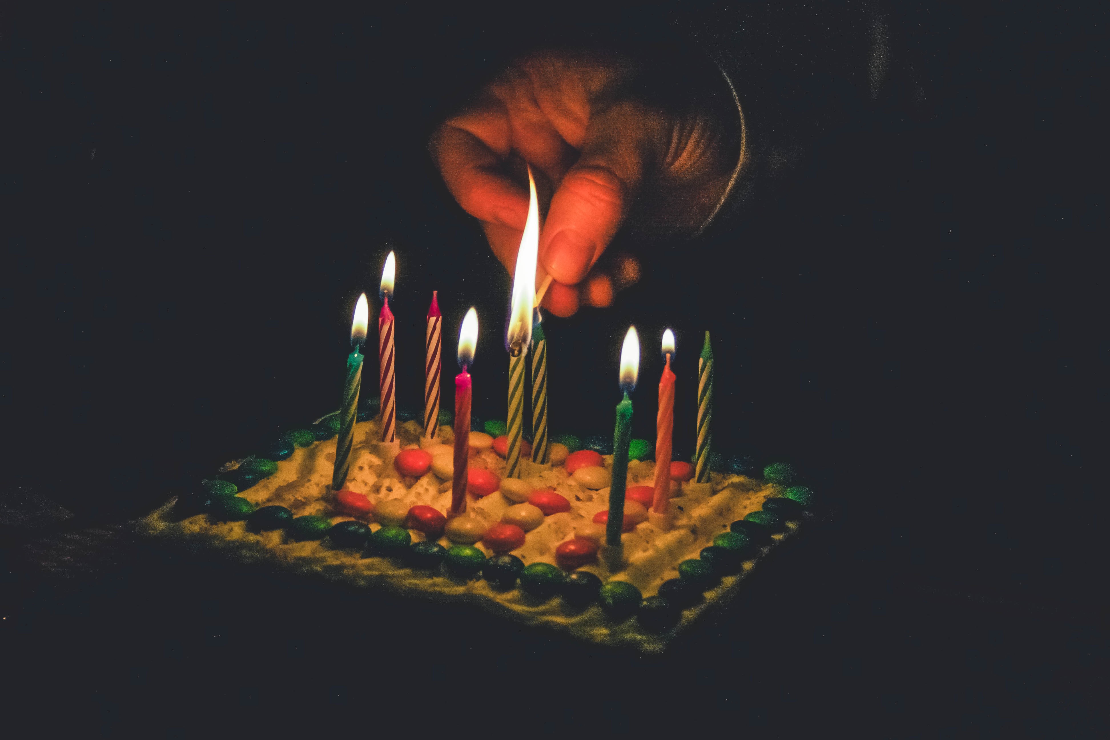 støj I særdeleshed Håndskrift Man Lighting Birthday Cake Royalty-Free Stock Photo
