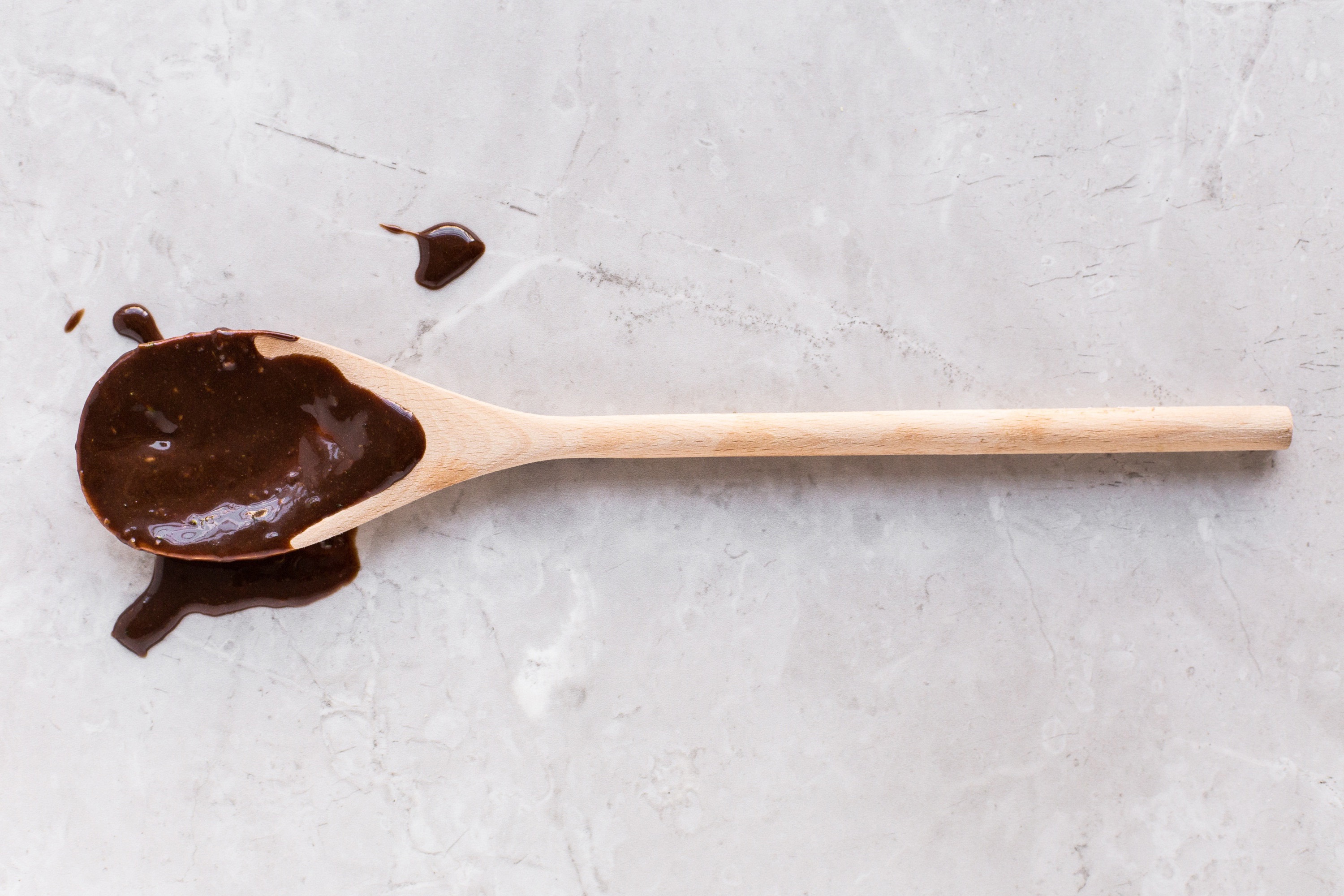 1 парень 1 ложка. Ложка. Шоколадная ложка. Деревянная ложка с шоколадом. Шоколад на ложке.