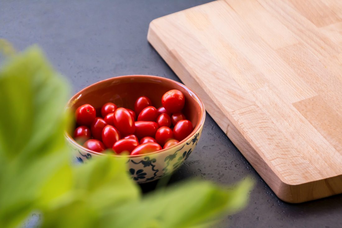 Free stock image of Tomatoes on Chopping Board