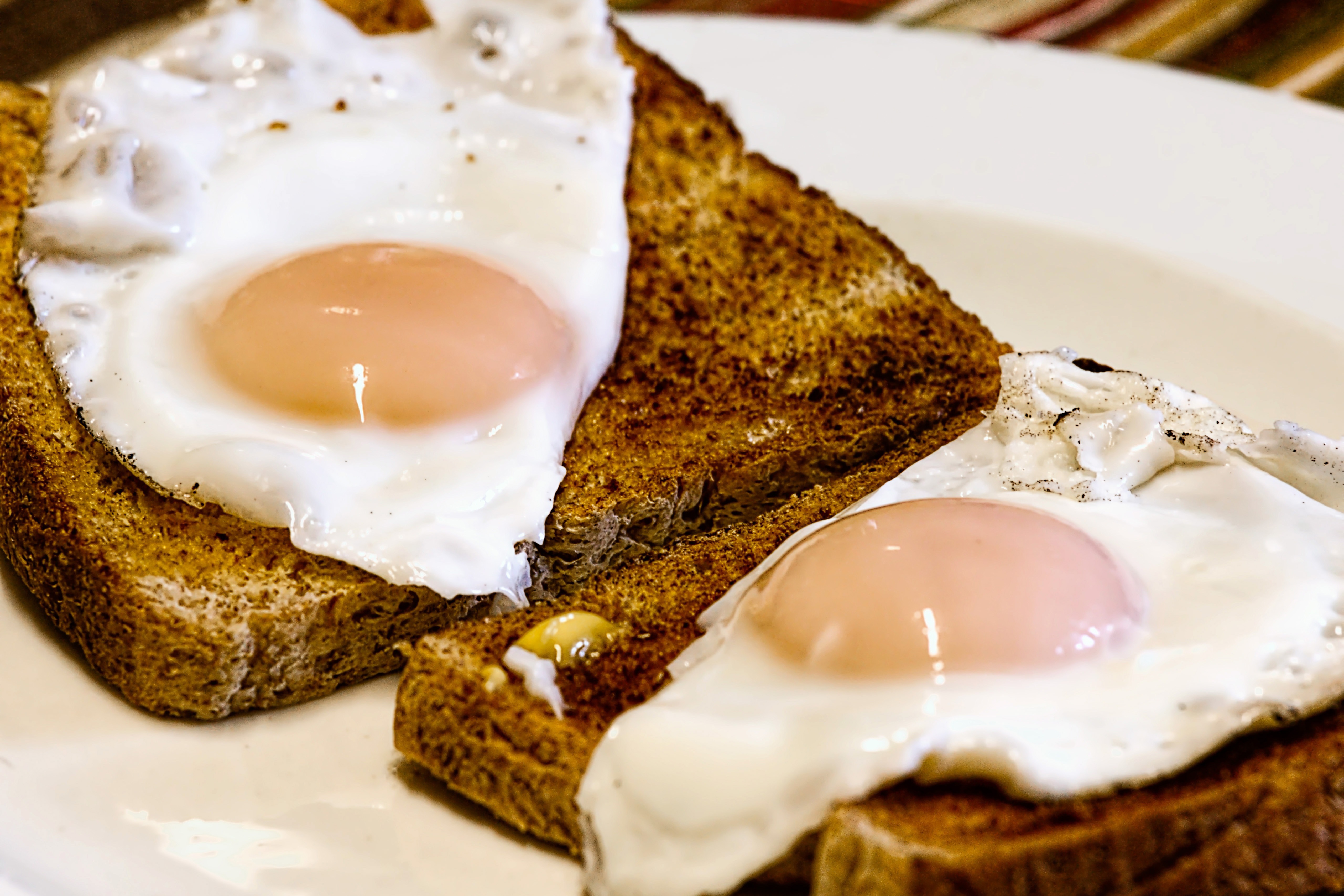 Тостовый хлеб с яйцом. Завтрак с яйцом. Тост с яйцом. Глазунья с тостами. Тост с яичницей.