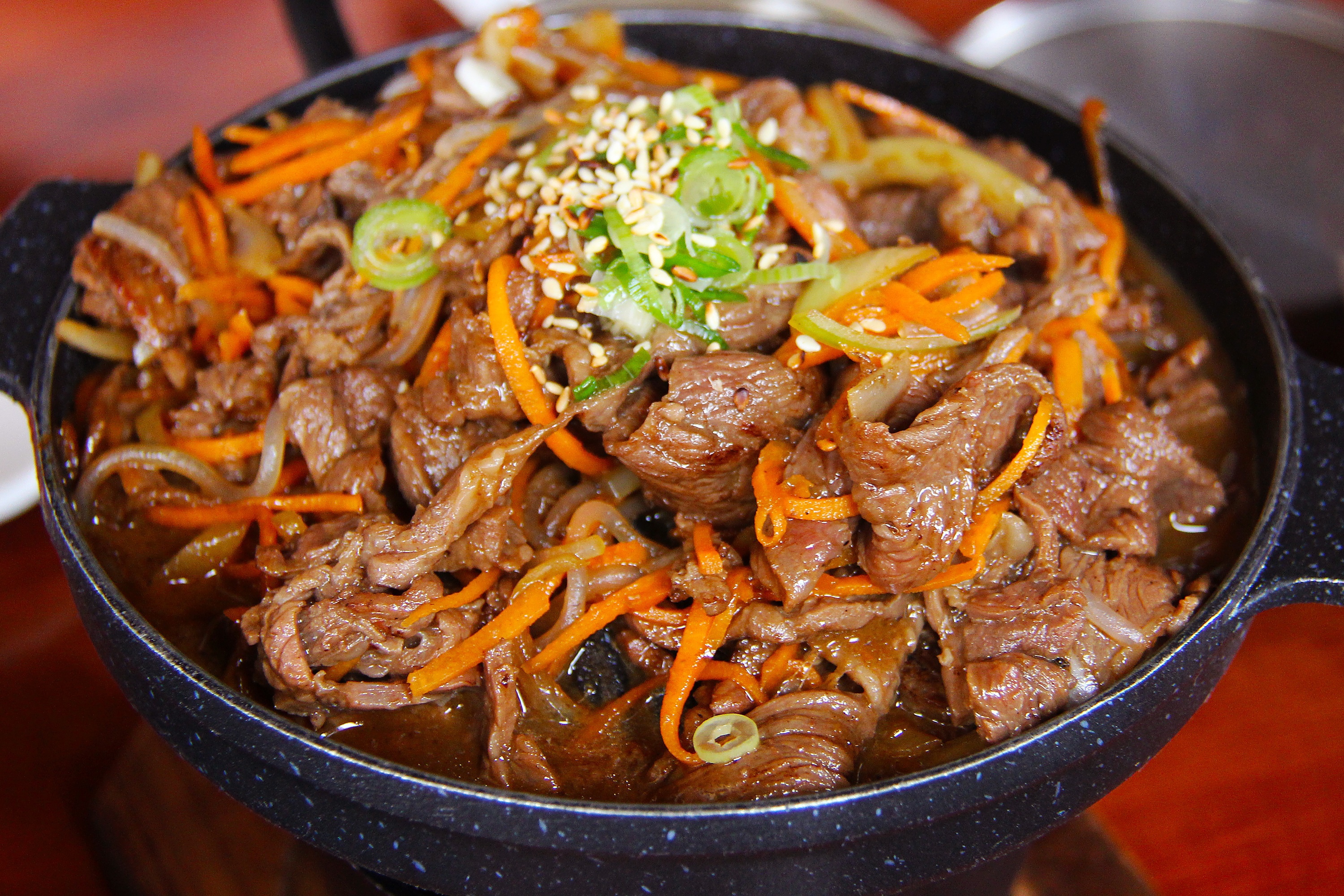 Мясо по корейски рецепт с морковью. Пулькоги корейское блюдо. Пулькоги в Корее. Пулькоги Тукпеги. КЯ Хе.