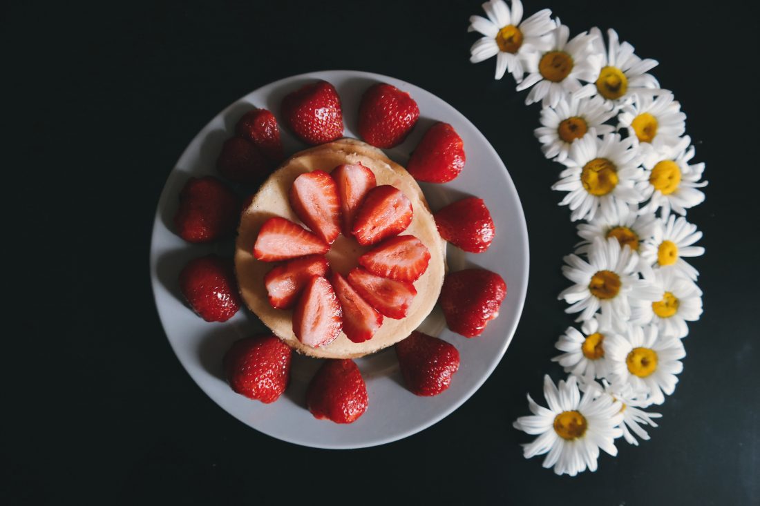 Free stock image of Strawberries & Daisy Flowers