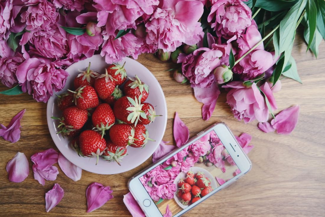 Free stock image of Strawberries & iPhone