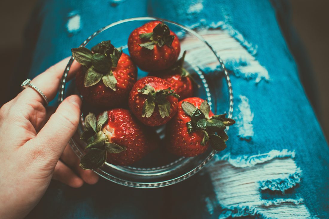 Free stock image of Clear Bowl of Strawberries