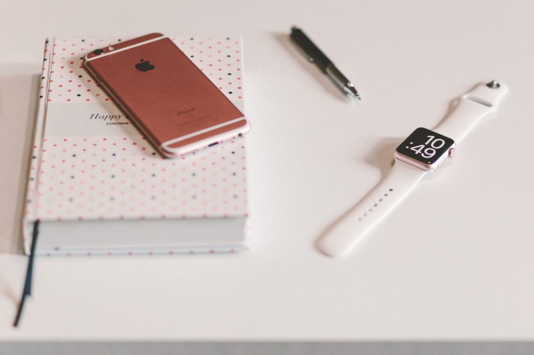 Free stock image of White Apple Watch & Mobile Device