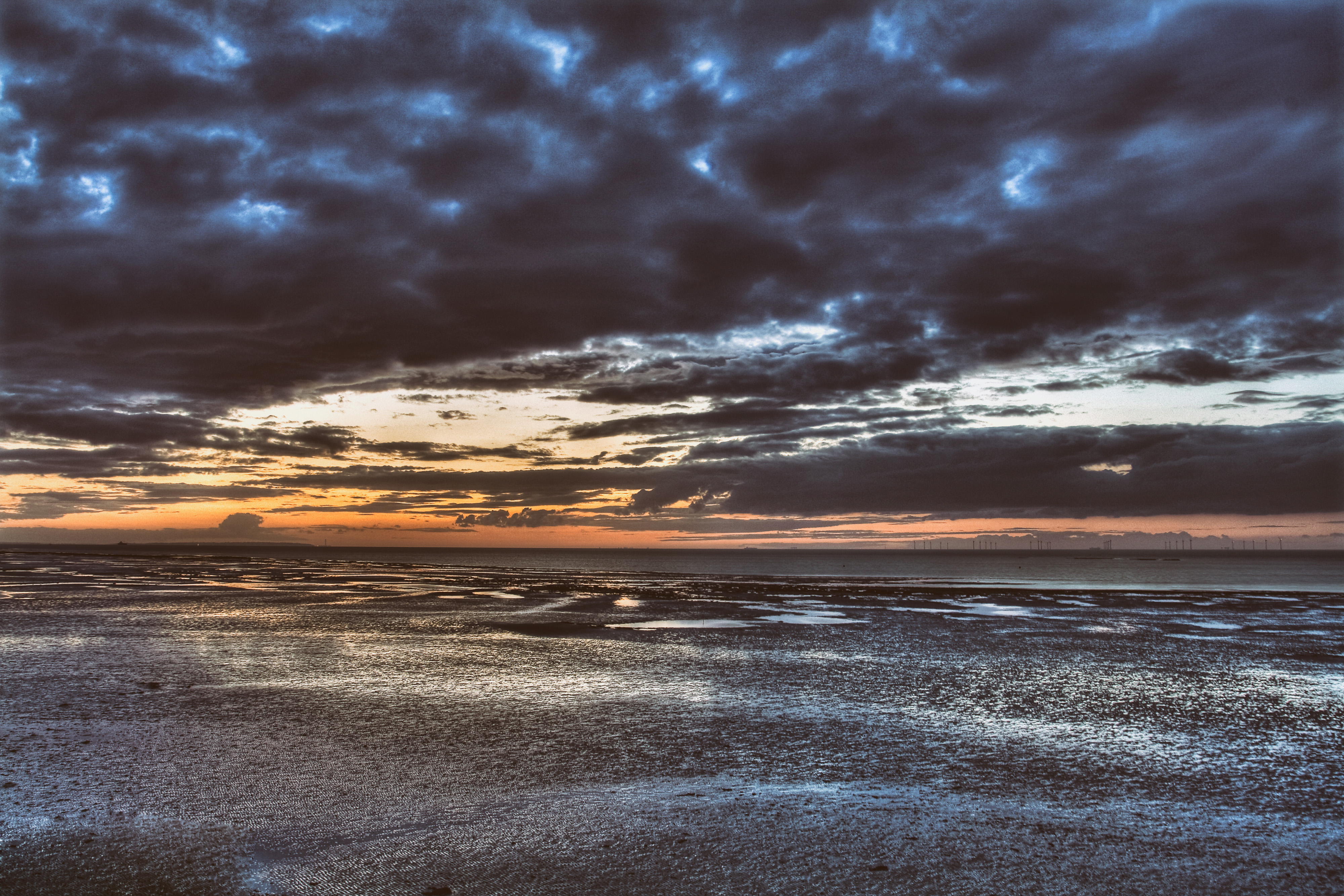 И вода берега берет. Море и небо. Волновые облака. Штормовое небо над морем фото. HDRI закат на пляже.
