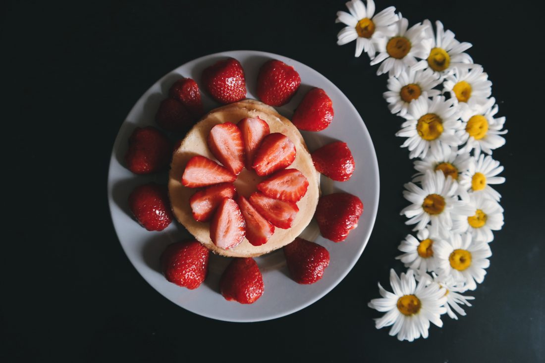 Free stock image of Strawberries & Flowers