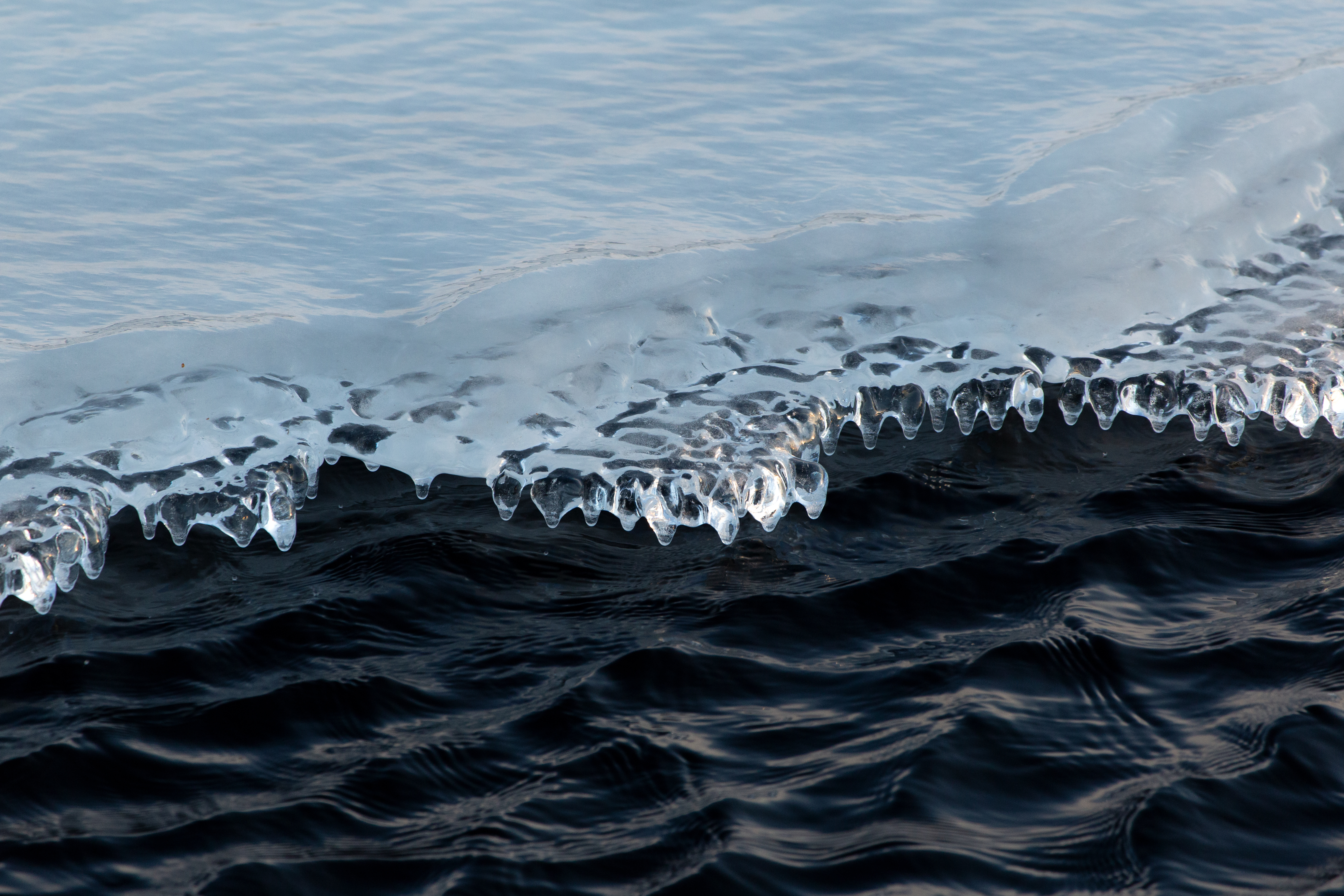 Океан покрытый льдом. Ледяная волна. Волны на озере. Волны на воде. Замерзший океан.